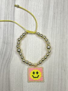 Pulsera en Miyuki/Happy Face en hilo con bola de chapa